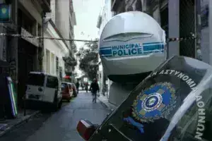 Δήμος Αθηναίων: Χειροπέδες σε δημοτικούς υπαλλήλους για εκβίαση καταστηματαρχών