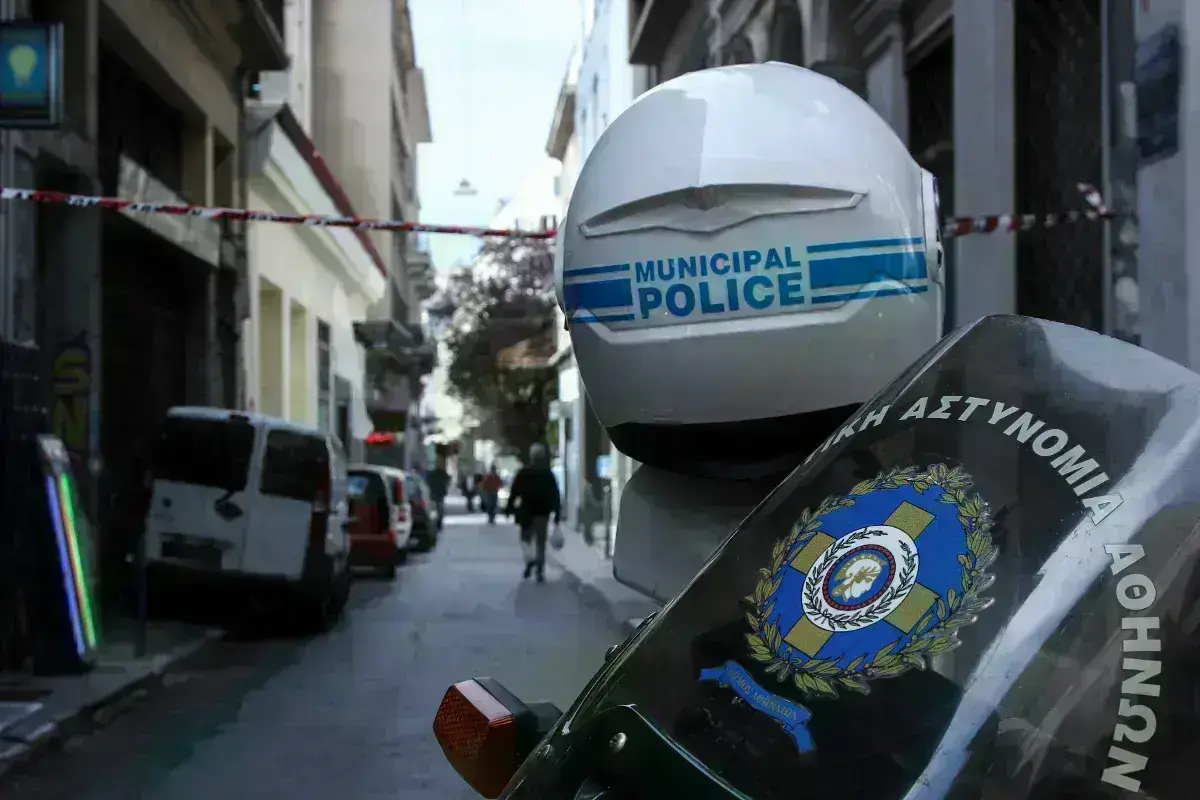 Δήμος Αθηναίων: Χειροπέδες σε δημοτικούς υπαλλήλους για εκβίαση καταστηματαρχών