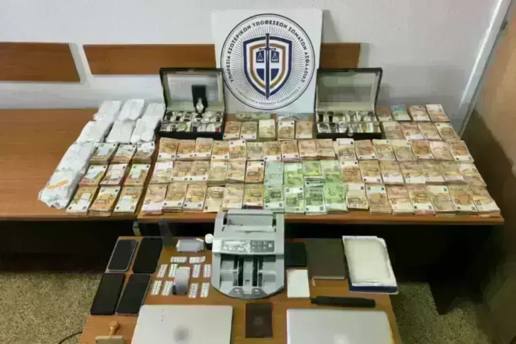 Συλλήψεις 14 μελών εγκληματικής οργάνωσης για εκβιασμούς – Μεταξύ αυτών υπάλληλοι και δημοτικοί αστυ