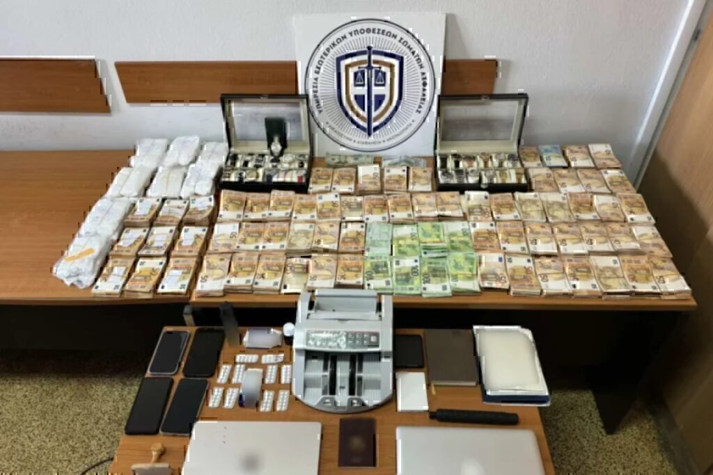 Συλλήψεις 14 μελών εγκληματικής οργάνωσης για εκβιασμούς – Μεταξύ αυτών υπάλληλοι και δημοτικοί αστυνομικοί του Δήμου Αθηναίων – Πώς δρούσαν