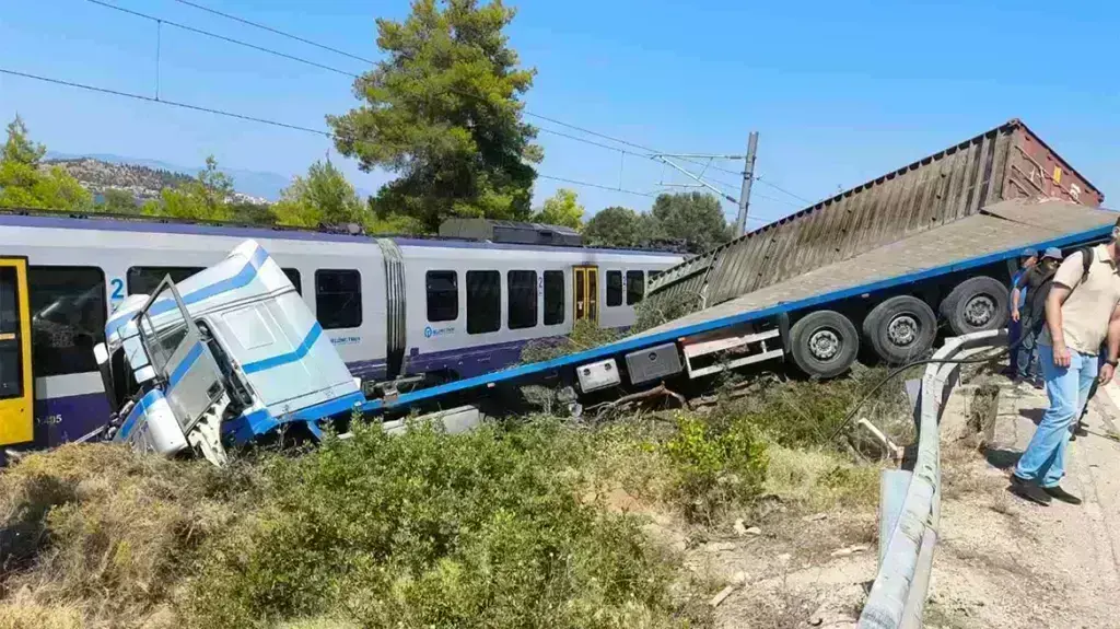 Αυλίδα: Συνελήφθη ο οδηγός του φορτηγού που συγκρούστηκε με τρένο