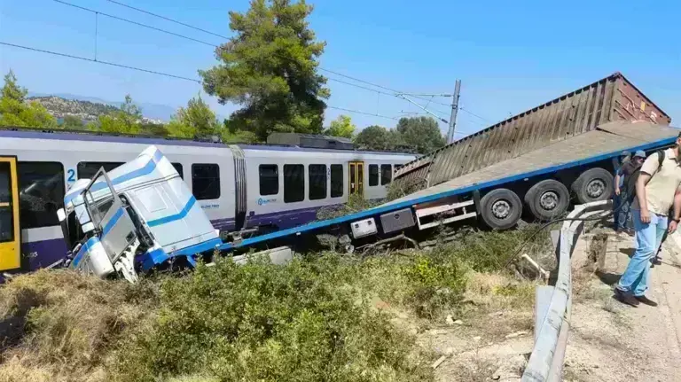 Χαλκίδα: Η κίνηση των μηχανοδηγών που έσωσε ζωές στη σύγκρουση του τρένου με το φορτηγό