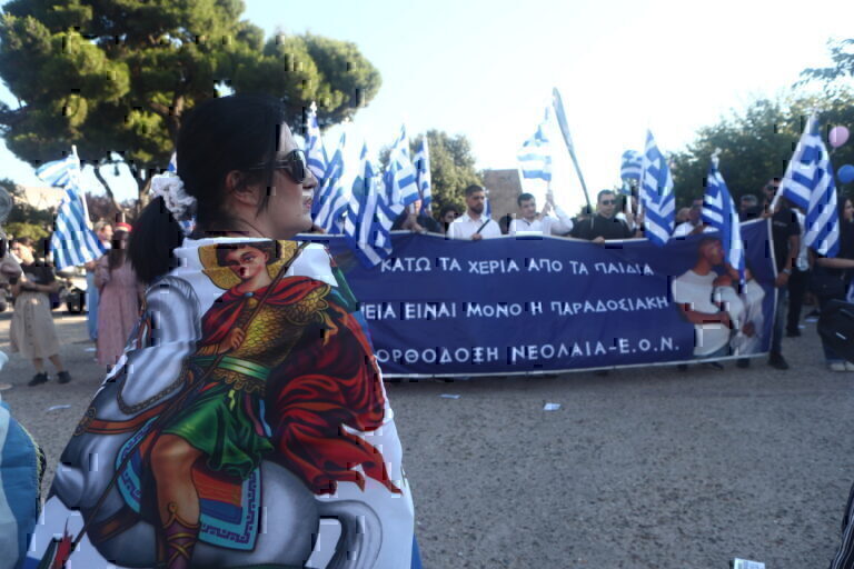 Θεσσαλονίκη: Με ελληνικές σημαίες και θρησκευτικές εικόνες το 1ο Family Pride