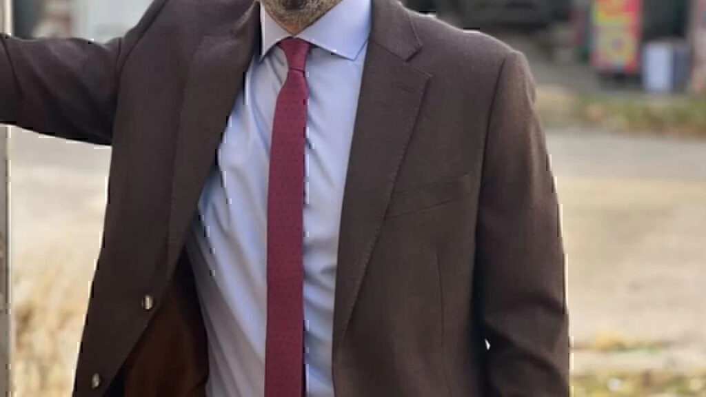 Παντρεύτηκε γνωστός Έλληνας δημοσιογράφος στην Αίγινα: Με μίνι νυφικό και 12ποντα χρυσά πέδιλα η νύφη