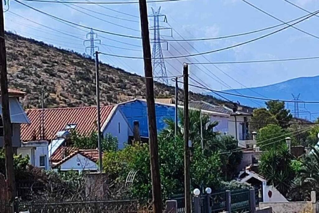 Φωτιά στα Καλύβια Θορικού – Επιχειρούν και εναέριες δυνάμεις, ήχησε το 112 στον Νέο Κουβαρά &#