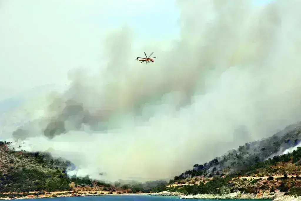 Φωτιά τώρα στη Σύρο – Εκκενώνεται η Χρούσα, ήχησε το 112