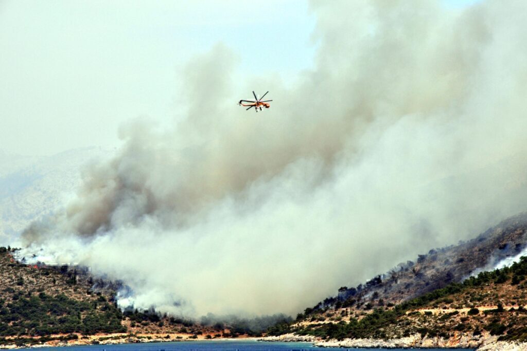 Φωτιά τώρα στη Σύρο – Εκκενώνεται η Χρούσα, ήχησε το 112