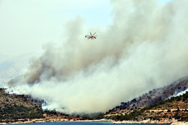 Φωτιά τώρα στη Σύρο – Εκκενώνεται η Χρούσα, ήχησε το 112