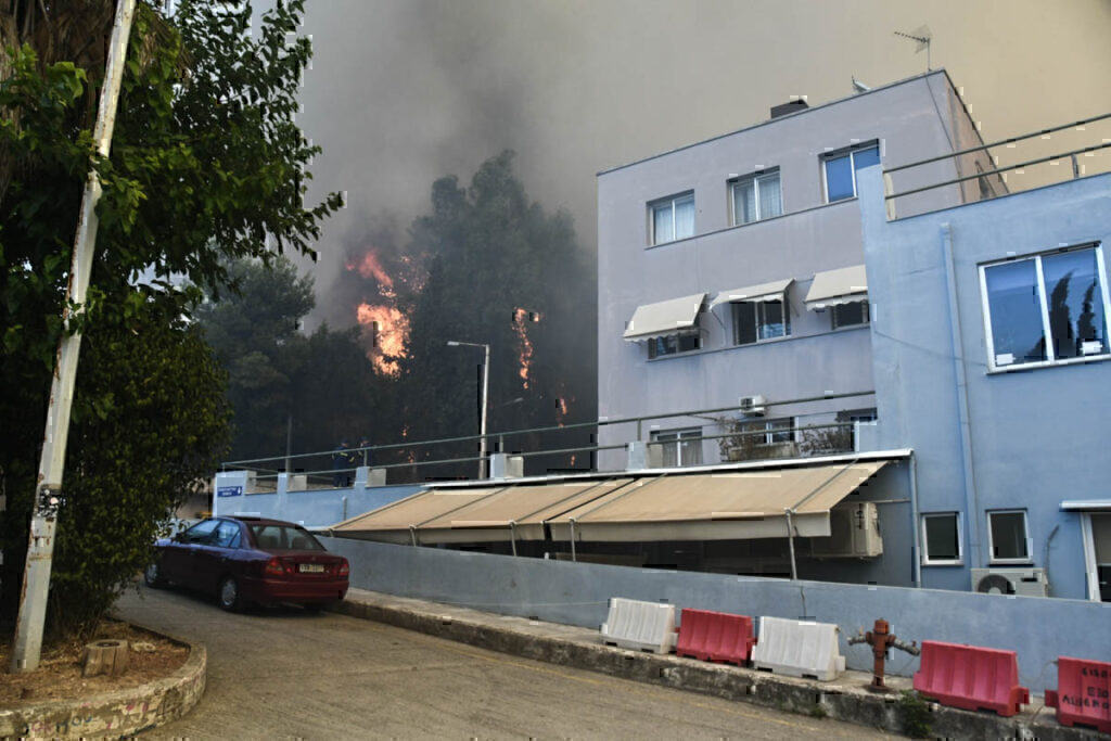 Φωτιά στην Πάτρα: Προσήχθη γυναίκα που απειλούσε ότι θα κάψει την περιοχή του Γηροκομειού και το Κων