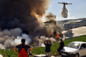 Φωτιά στην Κορινθία: Ανεξέλεγκτο το πύρινο μέτωπο – Εστάλη μήνυμα από το 112