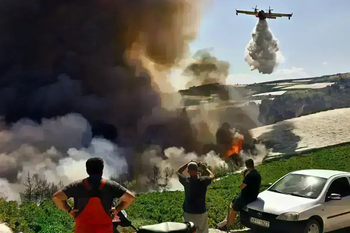 Φωτιά στην Κορινθία: Ανεξέλεγκτο το πύρινο μέτωπο – Εστάλη μήνυμα από το 112