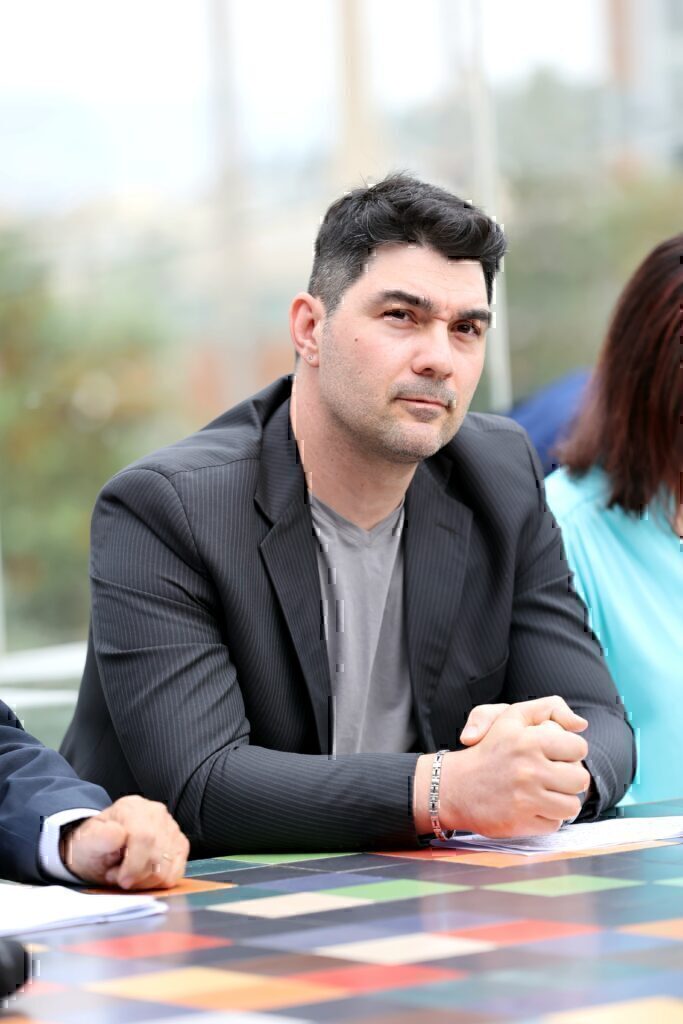 Αντυ Παπαδημητρίου στον ΕΤ: «Ισως είμαστε όλοι τέρατα»