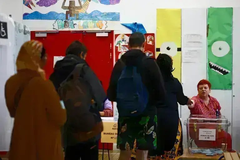 Εκλογές στη Γαλλία: Άνοιξαν οι κάλπες - Κάποιος να σταματήσει τη Λεπέν