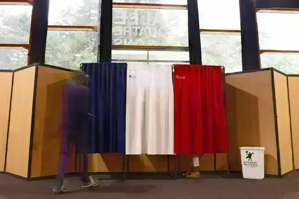 Εκλογές στη Γαλλία: Στο κόκκινο η αγωνία για την επόμενη ημέρα – Κανένα κόμμα δεν φαίνεται να 