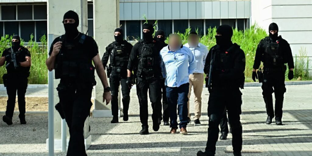 Δίκη Καραϊβάζ: Αθώα για τη δολοφονία τα δύο αδέρφια λόγω αμφιβολιών