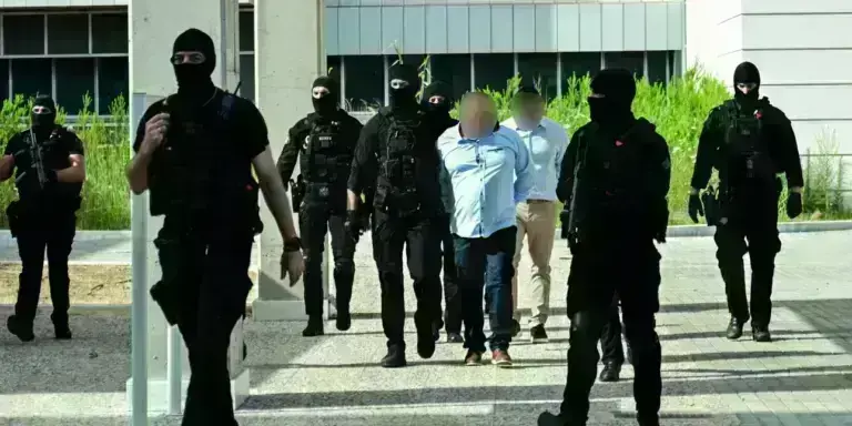Δίκη Καραϊβάζ: Αθώα για τη δολοφονία τα δύο αδέρφια λόγω αμφιβολιών