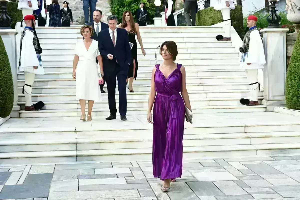 Γιορτή της Δημοκρατίας: Όλα όσα έγιναν στο Προεδρικό Μέγαρο – Οι εντυπωσιακές παρουσίες, τα απροσδόκητα «πηγαδάκια» και ο… γάμος Κασσελάκη [εικόνες και βίντεο]