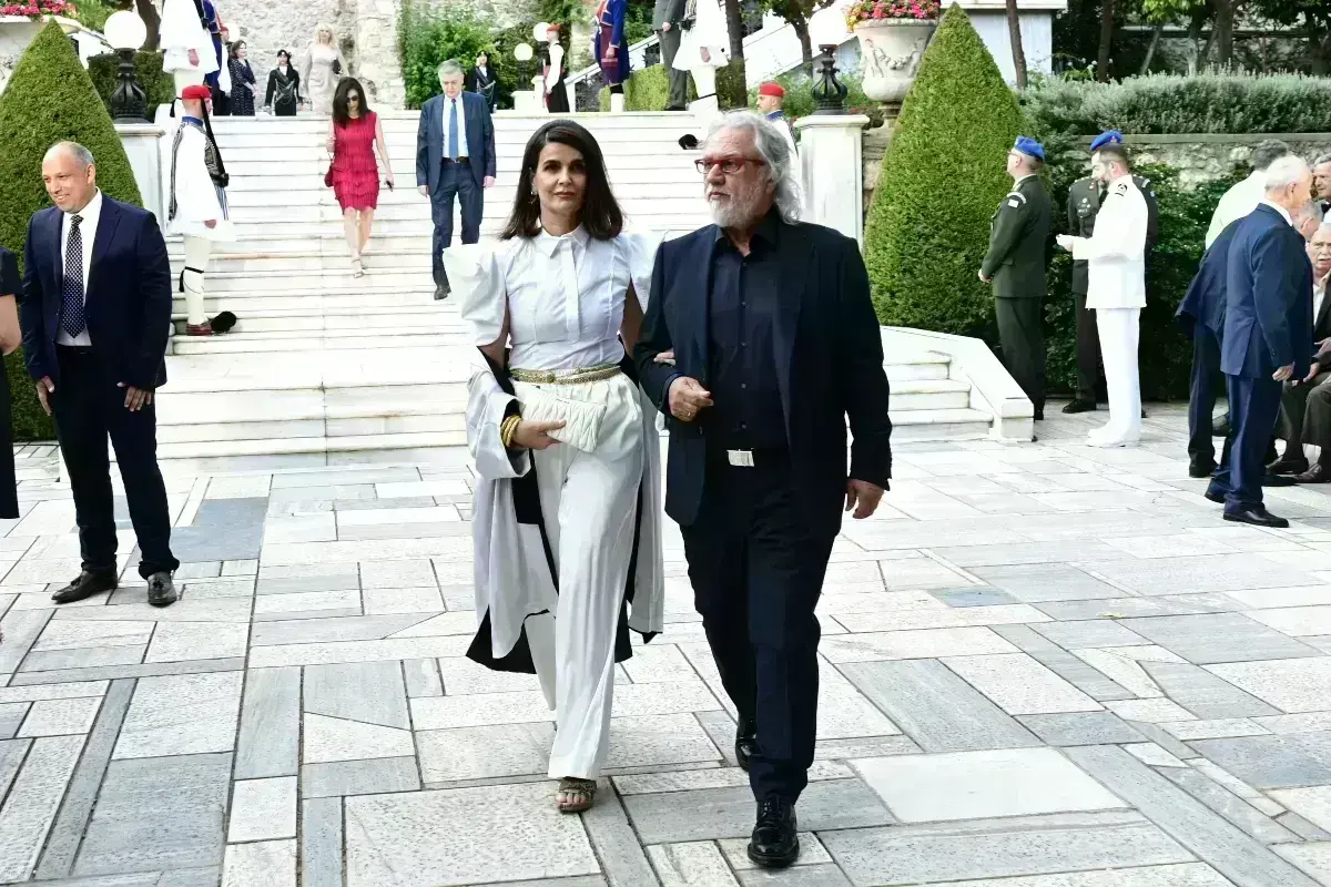 Γιορτή της Δημοκρατίας: Όλα όσα έγιναν στο Προεδρικό Μέγαρο – Οι εντυπωσιακές παρουσίες, τα απροσδόκητα «πηγαδάκια» και ο… γάμος Κασσελάκη [εικόνες και βίντεο]