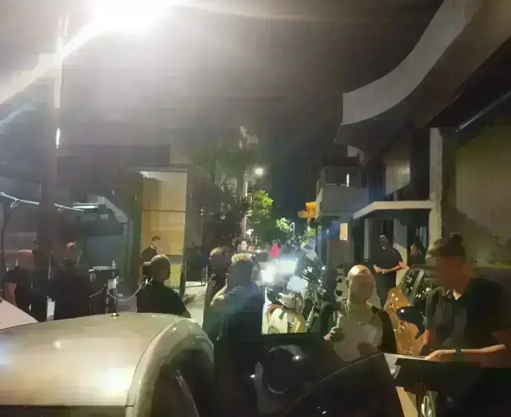 Γκάζι: Μεγάλη αστυνομική επιχείρηση τη νύχτα με έξι συλλήψεις – Χειροπέδες σε «μπράβο» που χτύ