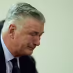 Άλεκ Μπάλντουιν: Αθώος για την υπόθεση της ανθρωποκτονίας- Ξέσπασε σε κλάματα ο ηθοποιός