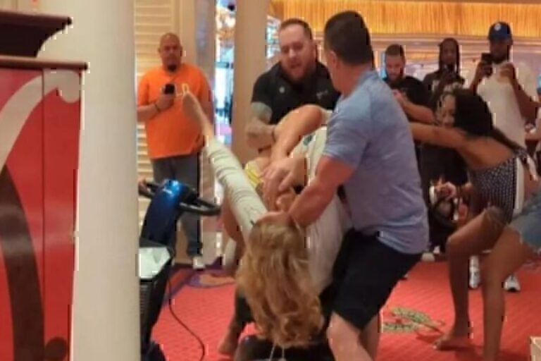 Kαζίνο Λουτρακίου: Άγριος καυγάς μεταξύ επισκεπτών, έφευγαν καρέκλες – Στο νοσοκομείο τραυματισμένη εργαζόμενη