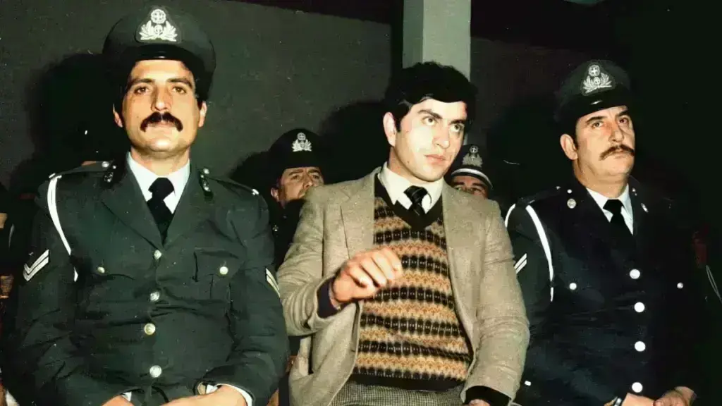 Κυριάκος Παπαχρόνης: Πως είναι σήμερα ο βιαστής και δολοφόνος της Δράμας – Ασπρομάλλης, απομονωμένος και παντρεμένος