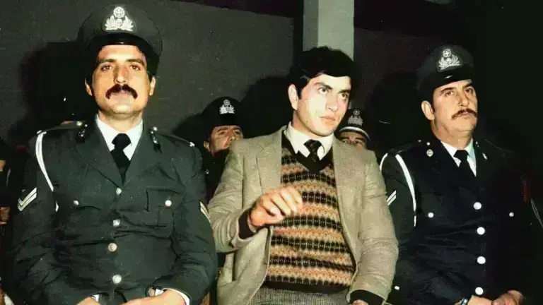Κυριάκος Παπαχρόνης: Πως είναι σήμερα ο βιαστής και δολοφόνος της Δράμας – Ασπρομάλλης, απομονωμένος και παντρεμένος