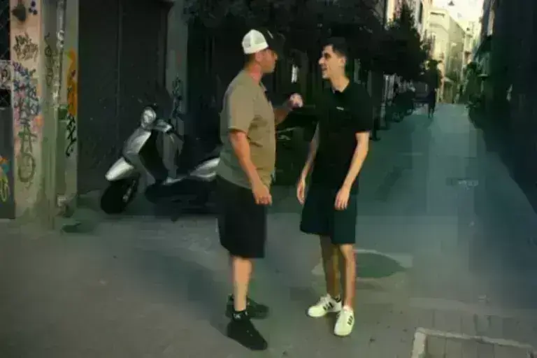 Δημόσια κατακραυγή: Ο Ευρωβουλευτής Φειδίας και ο youtuber Κοψιάλης έδωσαν 50 ευρώ σε έφηβο για να μασήσει γόπα τσιγάρου