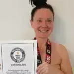 Μαραθωνοδρόμος με διπλή μαστεκτομή αγωνίζεται τόπλες και μπαίνει στο βιβλίο παγκόσμιων ρεκόρ Γκίνες