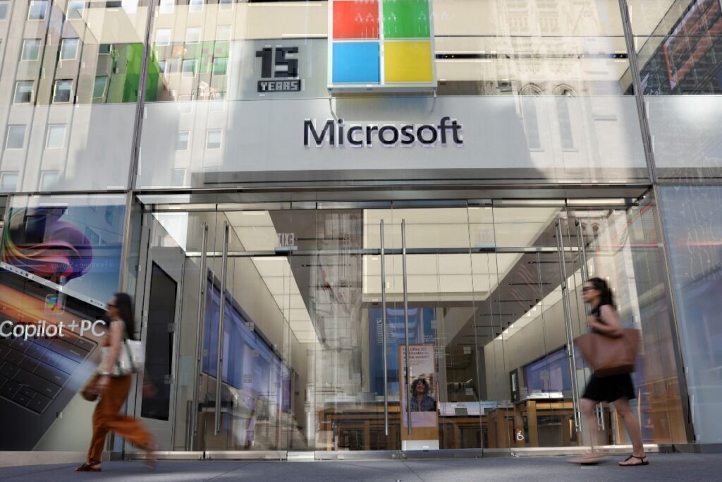 Ψηφιακό μπλακ άουτ: Η ημέρα που η Microsoft «γονάτισε» μεταφορές και τράπεζες – Επανέρχονται σ
