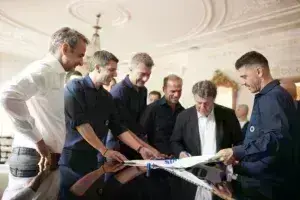 Κυριάκος Μητσοτάκης: Μια αγκαλιά με τους Legends του 2004 - «Είκοσι χρόνια μετά, μας κάνετε υπερήφανους»