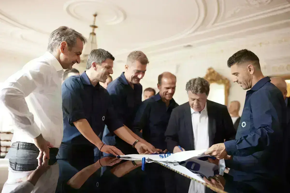 Κυριάκος Μητσοτάκης: Μια αγκαλιά με τους Legends του 2004 - «Είκοσι χρόνια μετά, μας κάνετε υπερήφανους»