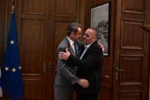 Φρέντι Μπελέρης: Στο Μέγαρο Μαξίμου ο Ευρωβουλευτής της ΝΔ – «Ο Μητσοτάκης είναι ο ηγέτης όλου του ελληνισμού»