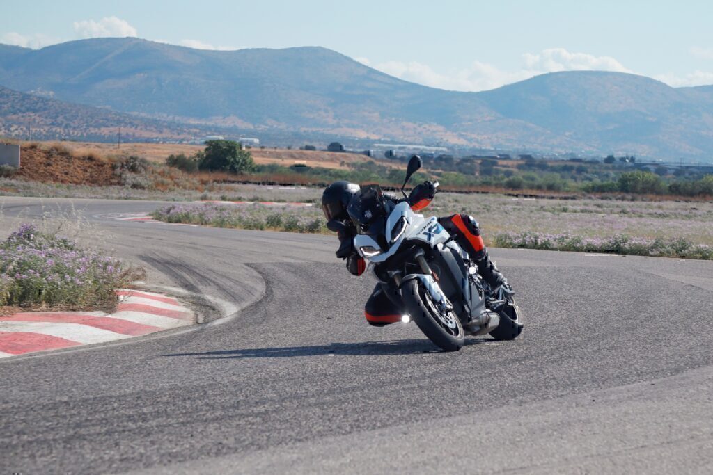BMW S 1000 XR – Η τρέλα που πάει στα βουνά και στην πίστα