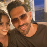 Γιάννης Σπαλιάρας: Στη παραλία με τη σύντροφό του – Αγκαλιές και φιλιά! [εικόνες]