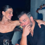 Σαμπάνης – Σαρρή: Τα βλέμματα «τράβηξαν» το ερωτευμένο ζευγάρι στα σοκάκια της Μυκόνου