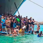 Κρήτη: Επέστρεψε η πλωτή εξέδρα στην παραλία του Μπάλου