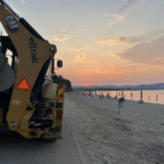 Χαλκιδική: Πάνω από 100 ομπρέλες και ξαπλώστρες ξήλωσαν στην παραλία των Καλυβών [εικόνες]