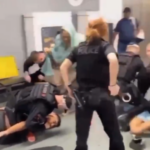 Βρετανία: Άγριος ξυλοδαρμός στο αεροδρόμιο Μάντσεστερ – Αστυνομικός χτυπάει έναν άνδρα στην σύλληψη του [βίντεο]