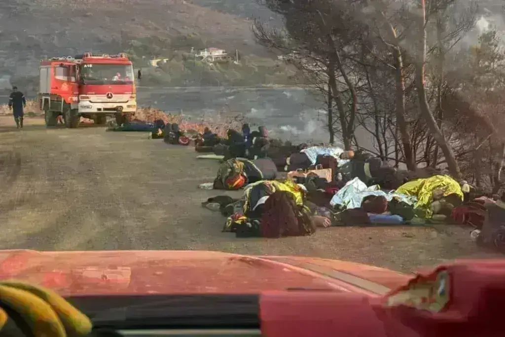 Φωτιά στην Κερατέα: Η συγκλονιστική φωτογραφία με τους πυροσβέστες που έγινε viral – Εξαντλημένοι με