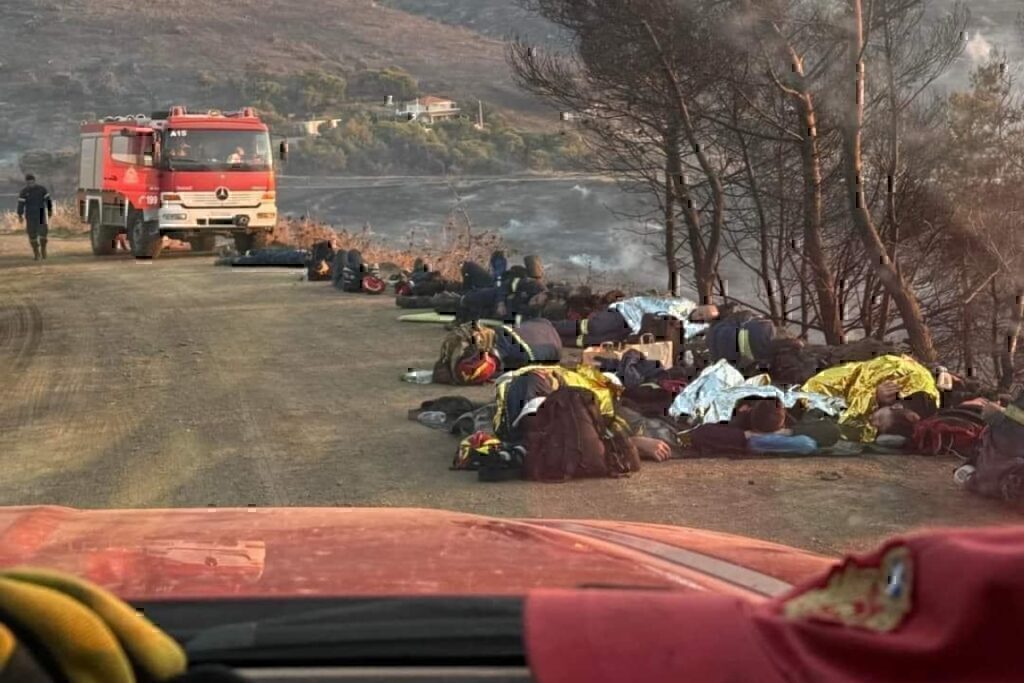Φωτιά στην Κερατέα: Η συγκλονιστική φωτογραφία με τους πυροσβέστες που έγινε viral – Εξαντλημένοι μετά τη «μάχη» με τις φλόγες