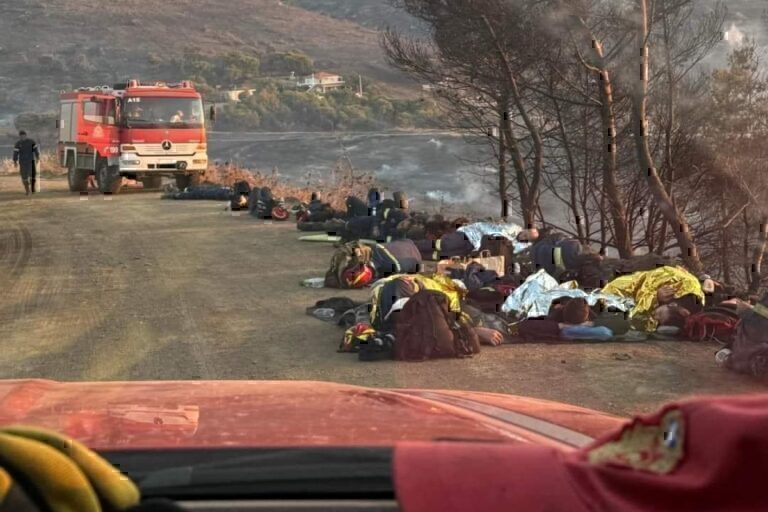 Φωτιά στην Κερατέα: Η συγκλονιστική φωτογραφία με τους πυροσβέστες που έγινε viral – Εξαντλημένοι μετά τη «μάχη» με τις φλόγες