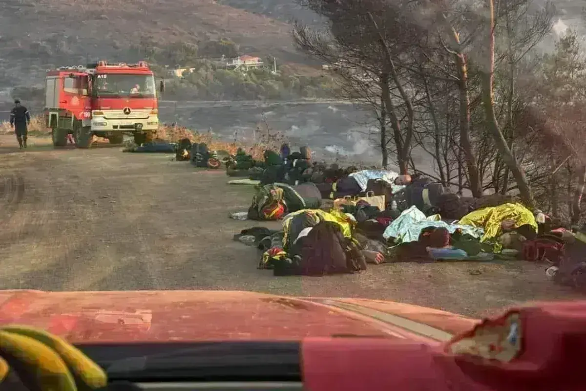 Φωτιά στην Κερατέα: Η συγκλονιστική φωτογραφία με τους πυροσβέστες που έγινε viral –Εξαντλημένοι μετά τη «μάχη» με τις φλόγες