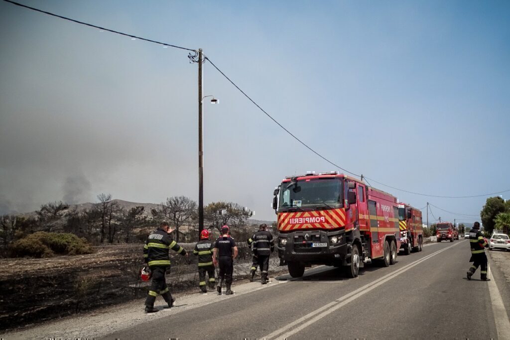 Επιχείρηση απεγκλωβισμού πολιτών από την παραλία Λιμνιώνα Κυθήρων λόγω της μεγάλης φωτιάς