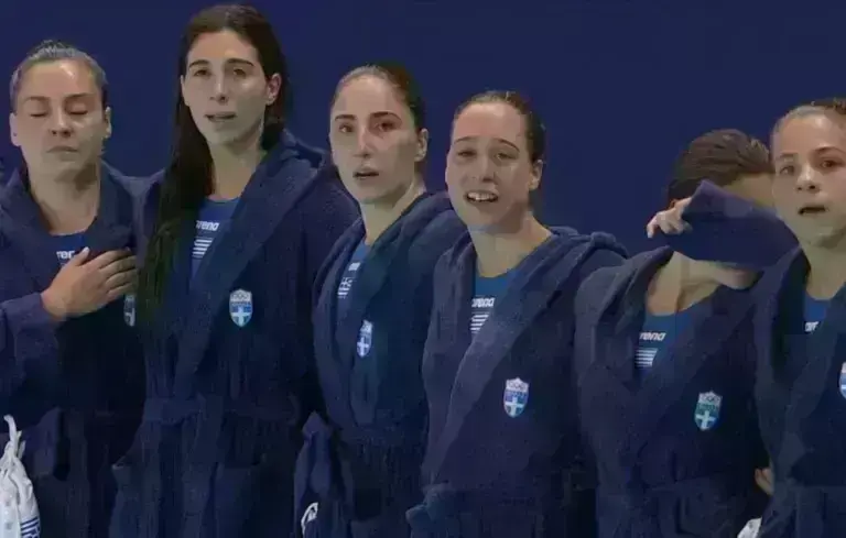 Υπερήφανες ως Ελληνίδες: Συγκλόνισαν τα δάκρυα της εθνικής ομάδας πόλο στον εθνικό ύμνο [βίντεο]