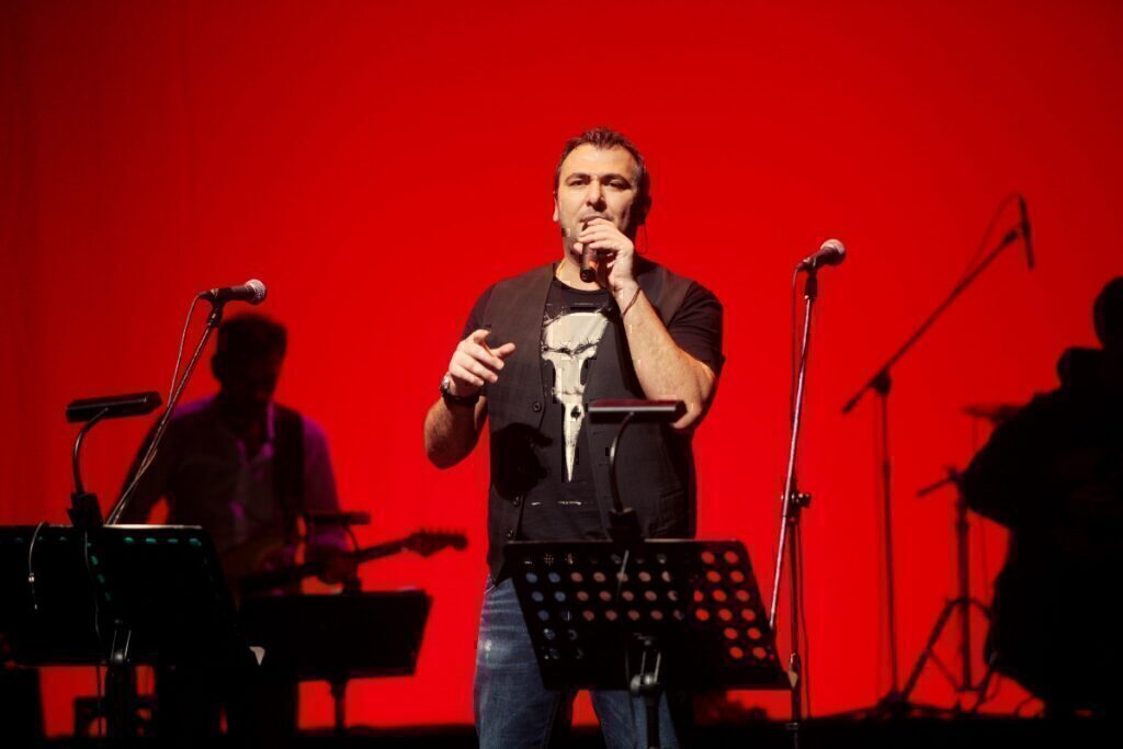 Ξέσπασε ο Αντώνης Ρέμος σε συναυλία του: «Πάντα οι ψεύτες και οι απατεώνες θα λένε ψέματα – Να μένετε όρθιοι και σταθεροί» [βίντεο]