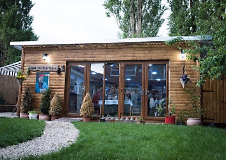 Lakis Greek Kitchen: Μία ελληνική ταβέρνα ξεχωρίζει στη Βρετανία – Δωρίζει έσοδα σε οργανώσεις