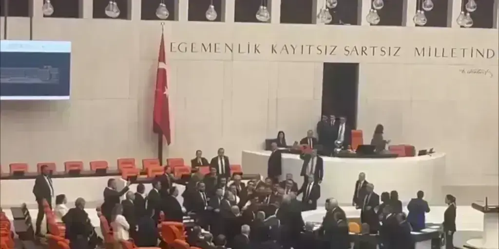 Άγριο ξύλο στην τουρκική Βουλή [δείτε βίντεο]
