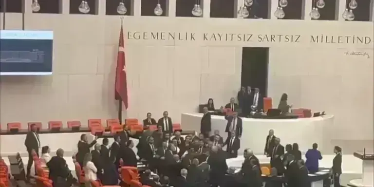 Άγριο ξύλο στην τουρκική Βουλή [δείτε βίντεο]