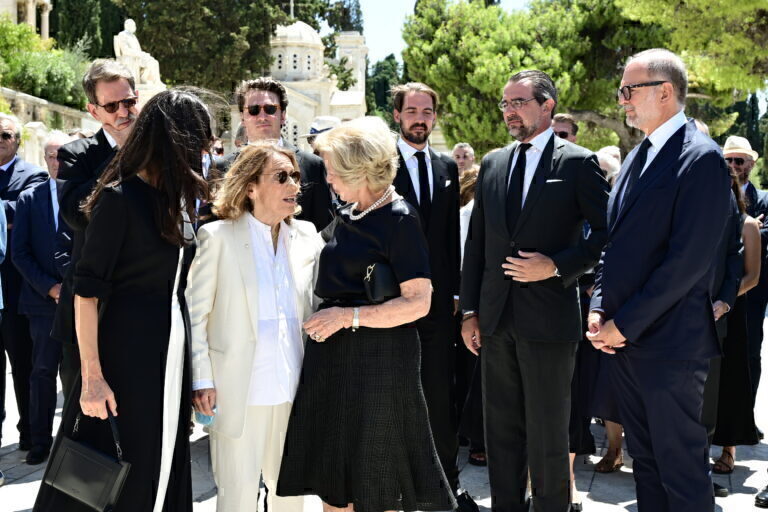 Πρίγκιπας Μιχαήλ: Εγινε η κηδεία του – Μαρί Σαντάλ, Σοφία της Ισπανίας και πριγκίπισσα Ειρήνη στο τελευταίο αντίο